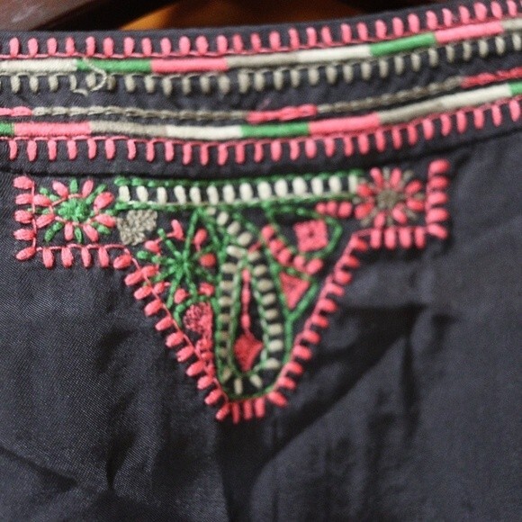 Pure DKNY Short Sleeve Colorful Embroidered Top Medium Rayon Chic Playful - Picture 10 of 15